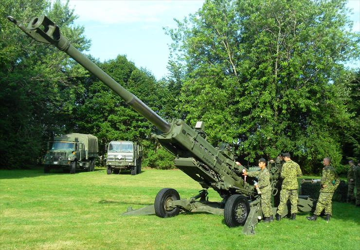 M777 155 mm haubica ultralekka - M777_Gun_crew,_NB_day,_6_Aug_2012  155 mm haubica ultralekka M777.JPG